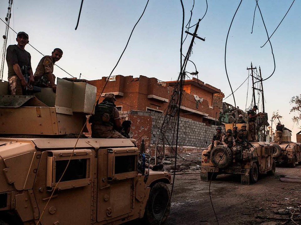 Hier zu sehen: Irakische Soldaten der ...ili im Westteil der Stadt Mossul teil.  | Foto: dpa