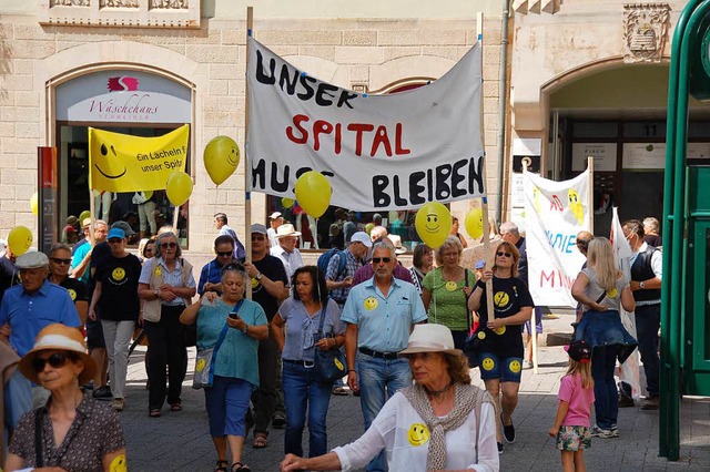 Rund 500 Personen demonstrierten fr d...s Spitals am Samstag in Bad Sckingen.  | Foto: H. Siebold