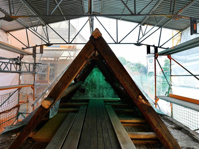Der Dachstuhl des Klausurgebudes wird... vor allem die Holzbalken viel Arbeit.  | Foto: Rita Eggstein