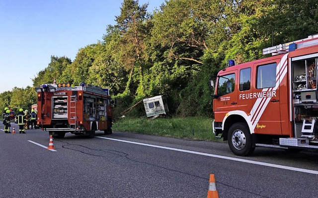 Ein Wohnmobil landete bei einem Verkehrsunfall auf der A 5  in einem Waldstck.   | Foto: Feuerwehr Neuenburg