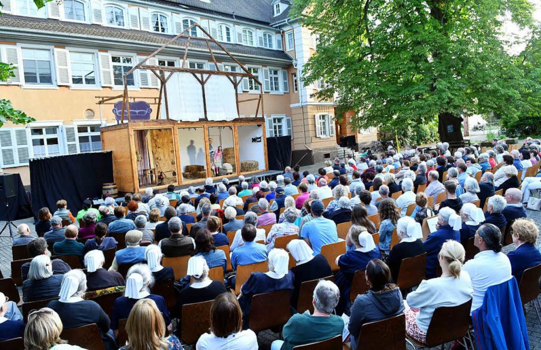 Die Urauffhrung im Innenhof des Diakonissenhauses  | Foto: Wolfgang Knstle