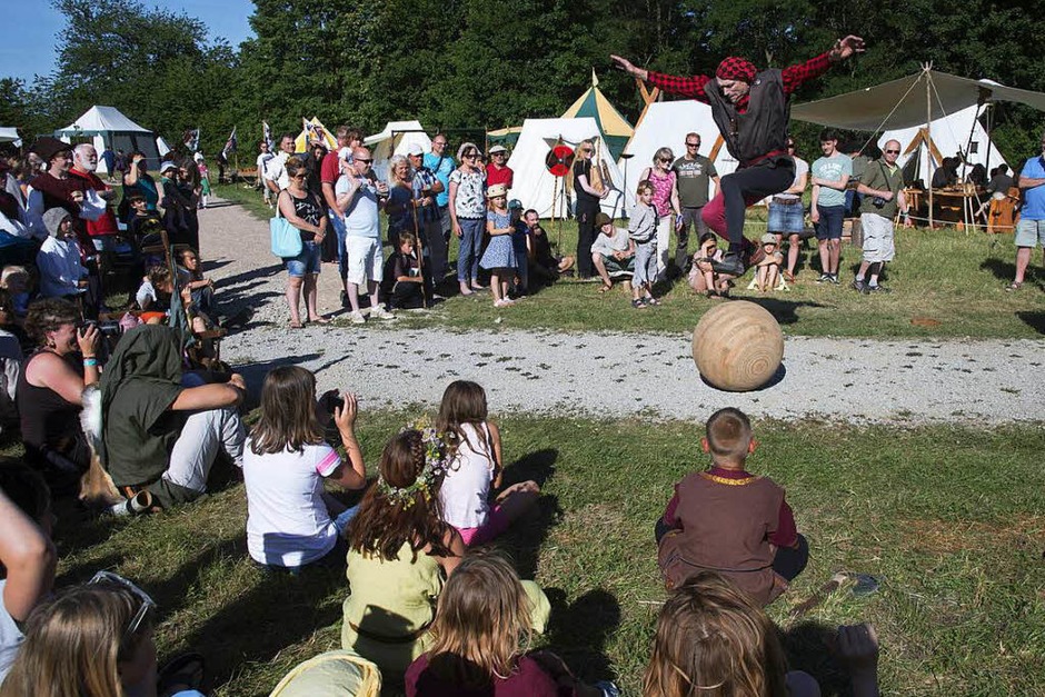Mittelalter pur wurde den Besuchern am Wochenende im Gewerbebpark Breisgau beim Mittelaltermarkt und der historischen Sonnwendfeier geboten. <?ZP?> (Foto: Volker Münch) Mittelalter pur wurde den Besuchern am Wochenende im Gewerbebpark Breisgau beim Mittelaltermarkt und der historischen Sonnwendfeier geboten. <?ZP?> (Foto: Volker Münch)