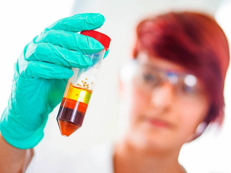 Eine biotechnische Assistentin im Chem...rsucht eine flüssige Probe Gojibeeren.  | Foto: dpa