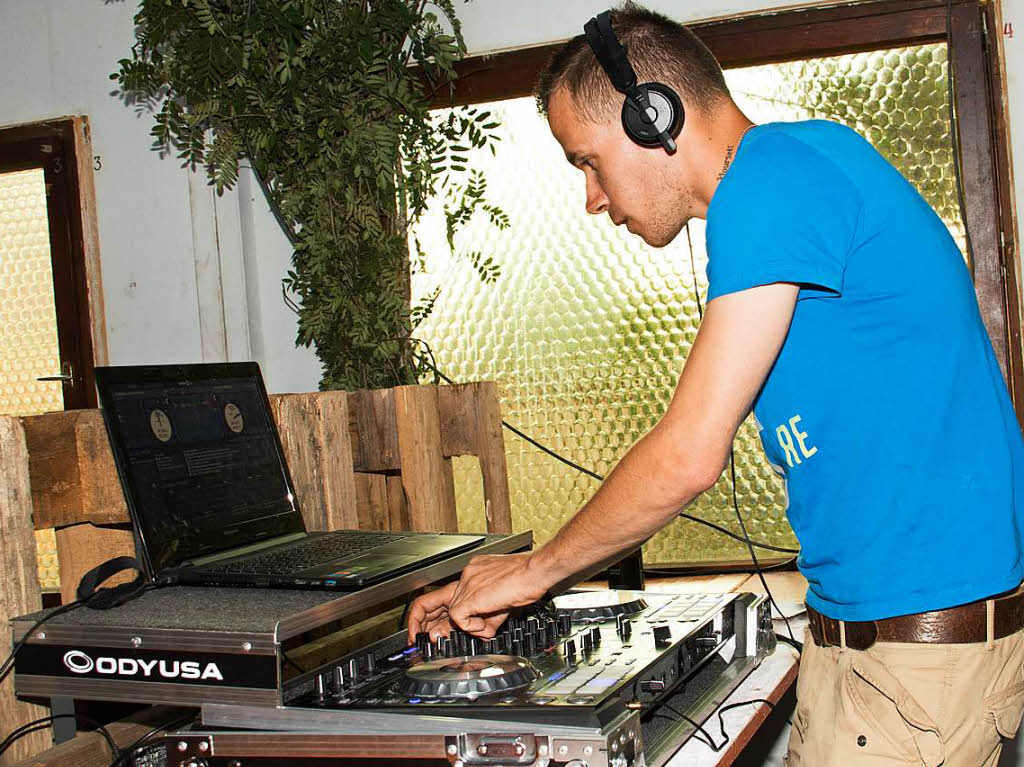 DJ Jonas Grammel sorgte im Festzelt der Wehr fr die passende Musik.