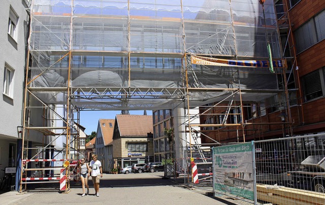 Nein, hier ist kein Christo am Werk &#...age fr Passanten whrend der Bauzeit.  | Foto: Ulrich Spitzmller