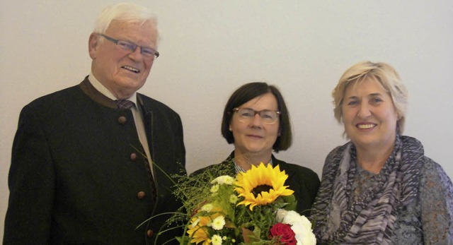 Helmut Eitenbenz, Vorsitzender der Soz...e Zngle (Mitte) zum  Dienstjubilum.   | Foto: Sozialstation Endingen