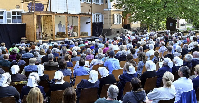 Premiere im malerischen Innenhof des Diakonissenhauses in Nonnenweier  | Foto: Wolfgang Knstle