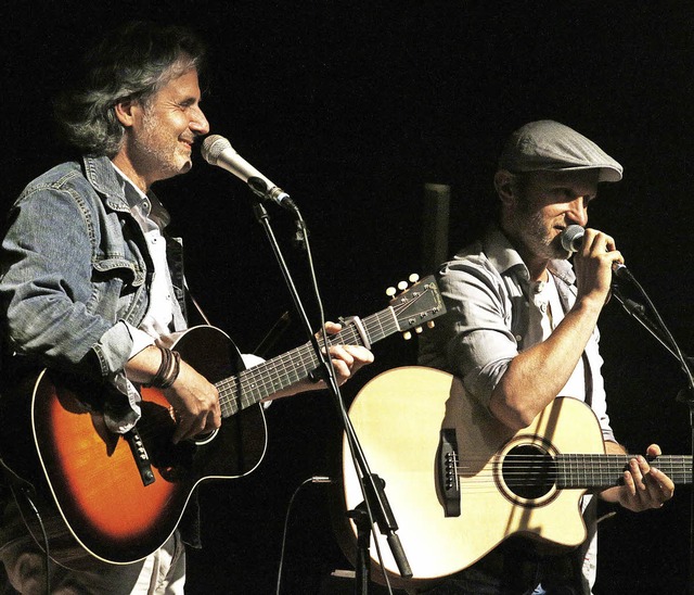 Das Duo Graceland spielt Songs mit Wie..., das Publikum dankt es mit  Applaus.   | Foto: Heidi Fssel