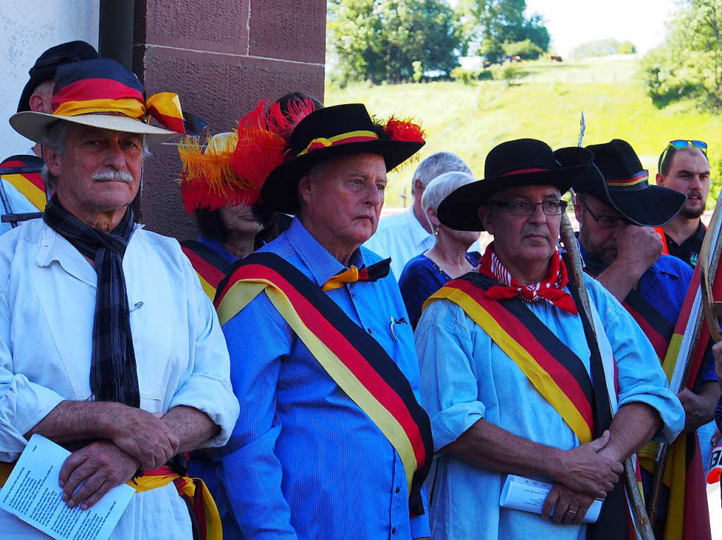 Impressionen vom Fest mit vielen historisch gekleideten Akteuren und Besuchern