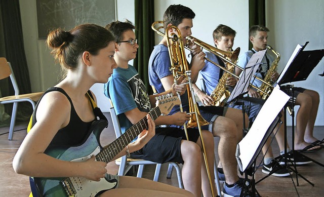 Von der E-Gitarre bis zum Saxophon: Die Jugendlichen spielen Swing und Jazz.   | Foto: Martina Faller