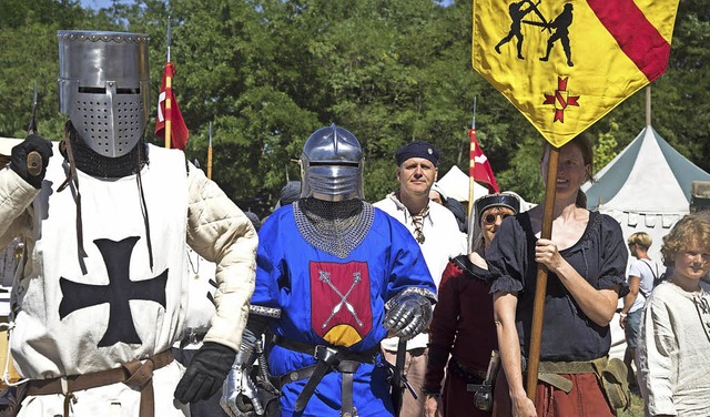 Ritter aus verschiedenen Regionen und ... historischen Sonnwendfeier zu sehen.   | Foto: Volker Mnch