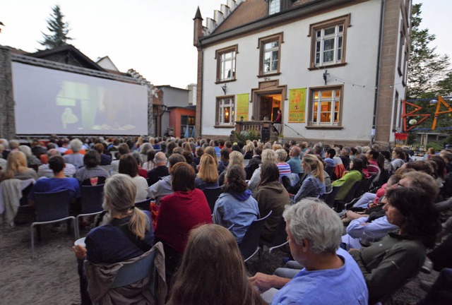 Manche Zuschauer beim Kino im Hof holt...r eigene Sitzgelegenheiten von daheim.  | Foto: Barbara Ruda