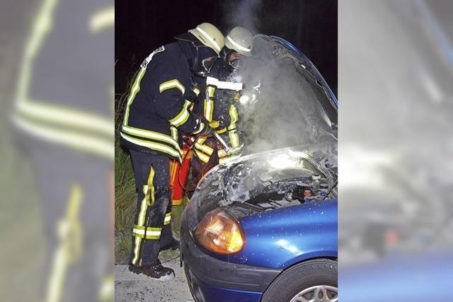 Ein Fahrzeug fngt Feuer