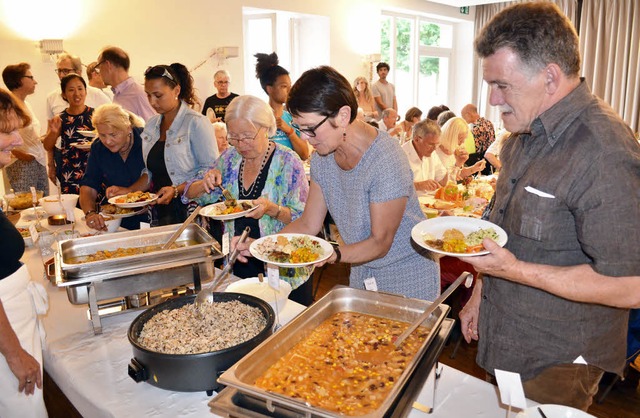 Speisen aus aller Herren Lnder gab es beim Benefizessen der Unicef.  | Foto: Britta Wieschenkmper