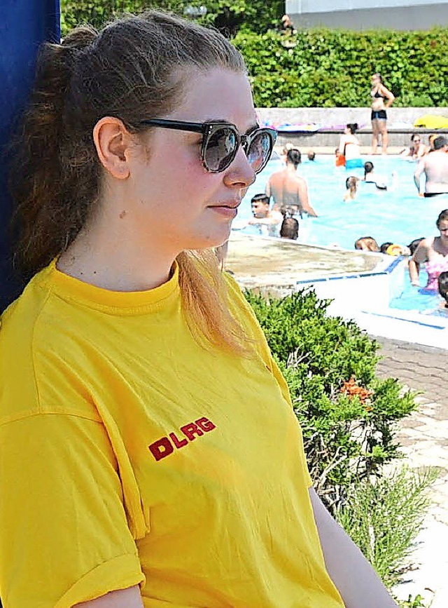 Shanea Arndt, Rettungsschwimmerin der DLRG-Jugend im Einsatz   | Foto: Horatio Gollin