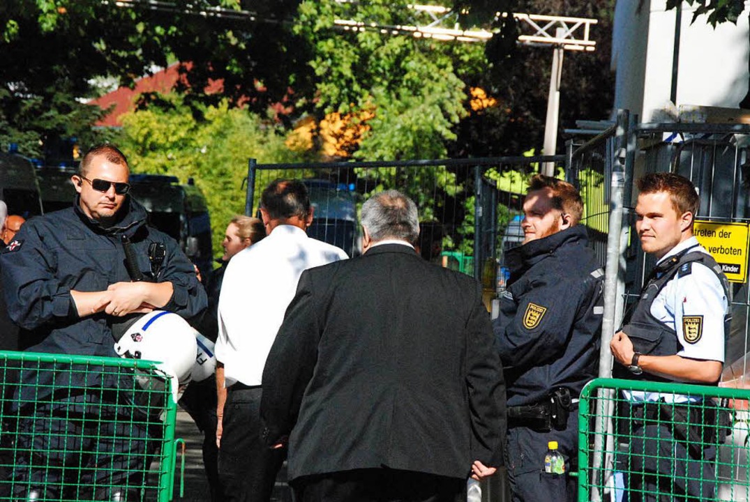 Polizisten sorgen fr Sicherheit.  | Foto: Maja Tolsdorf