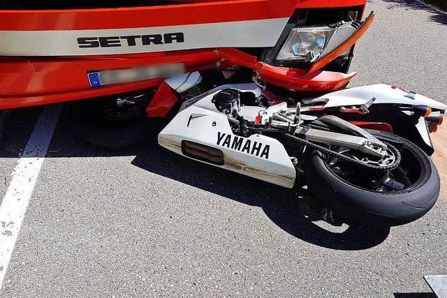Motorrad prallt mit Bus zusammen – 54-Jähriger stirbt an der Unfallstelle