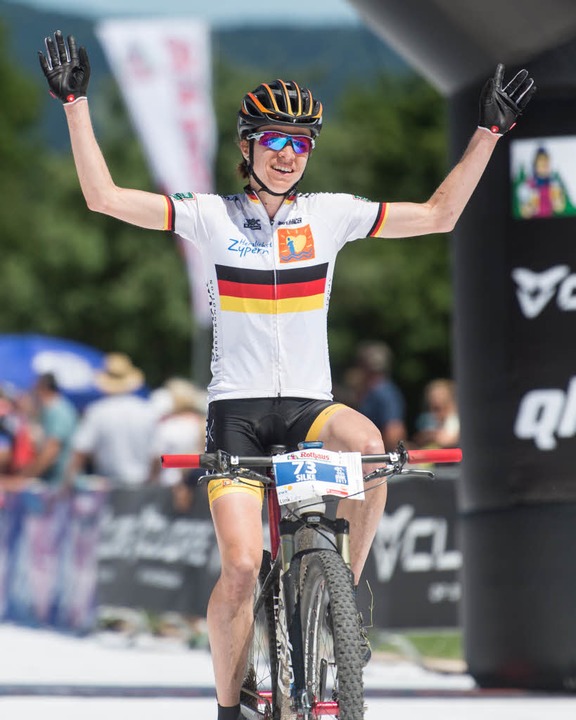 So sehen Sieger aus: Silke Ulrich aus Ottobrunn gewinnt den Ultra in Rekordzeit.  | Foto: Patrick Seeger