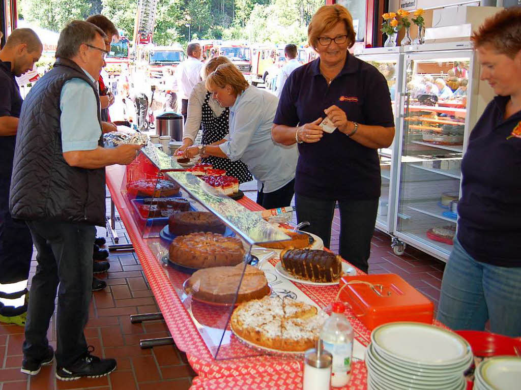 Die Feuerwehr bewirtete ihre Gste mit Mittagessen, Getrnken und Kuchen. Der Erls kommt dem Frderverein krebskranke Kinder und den Klinikclowns in Freiburg zugute.