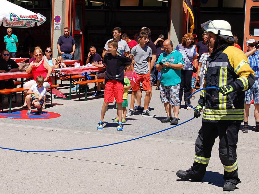 Den blauen Druckluftschlauch legt ein Feuerwehrmann vom Rstfahzeug zum „Unfallwagen“.