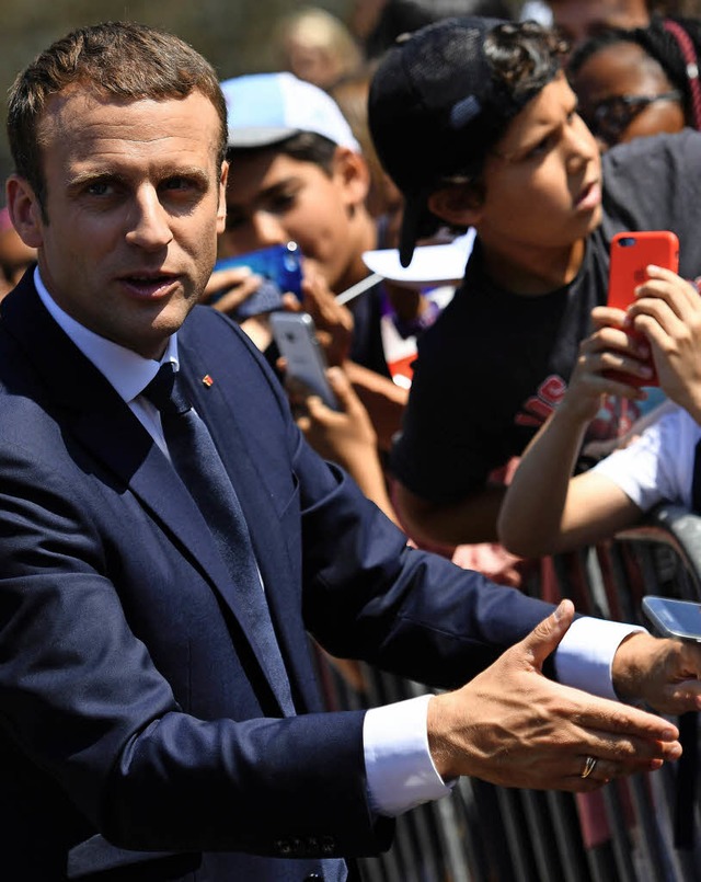 Frankreichs Prsident Emmanuel Macron am Sonntag nahe Paris   | Foto: AFP