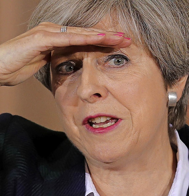 Zwischen den Fronten: Theresa May  | Foto: dpa
