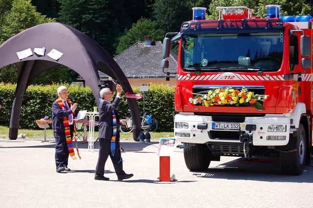 Pfarrer Traugott Weber und Pater Josef...ioniert ist, einen kumenischen Segen.  | Foto: Claudia Renk