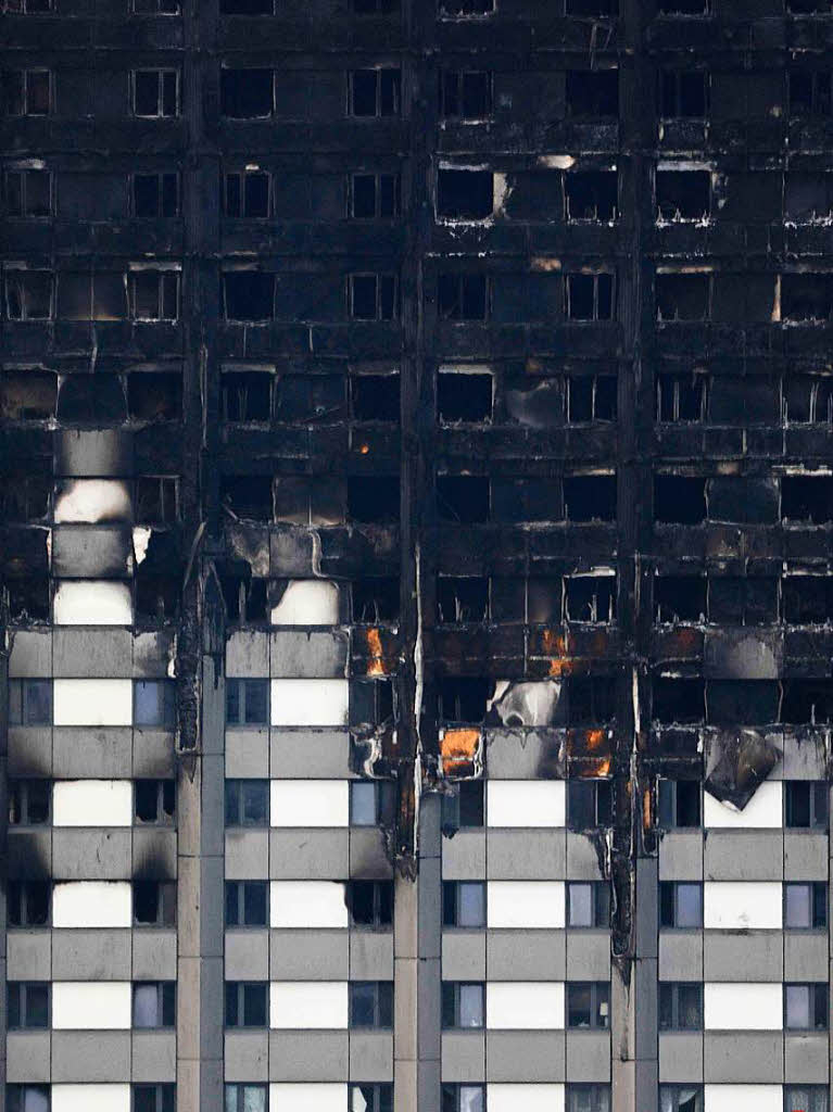 Sowohl die Behrden als auch das zustndige Bauunternehmen waren nach dem Brand des Hochhauses im Stadtteil Kensington in die Kritik geraten.