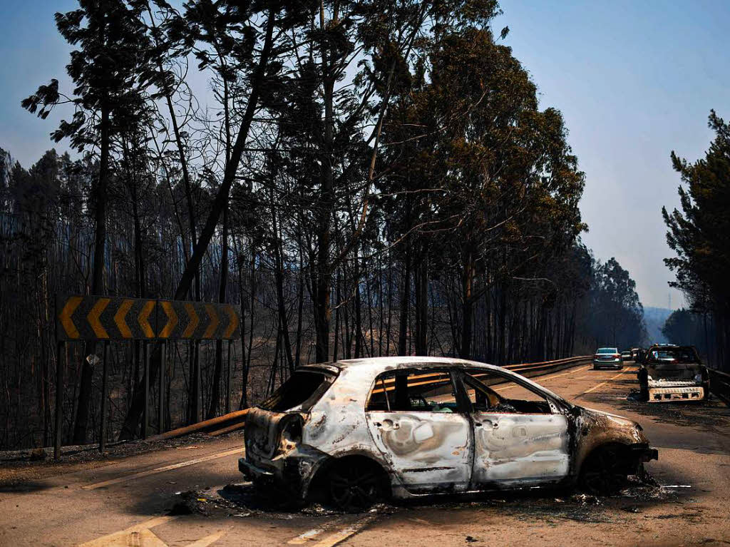 Bei einem der schlimmsten Waldbrnde in Portugals Geschichte ist die Zahl der Toten auf 62 gestiegen. Das teilte in der Nacht zu Montag die fr ffentliche Sicherheit zustndige Ministerin Constana Urbano de Sousa vor Ort mit.