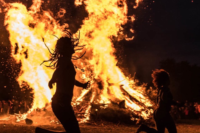 Tanzen am Sonnwendfeuer auf dem Mundenhof.  | Foto: dpa