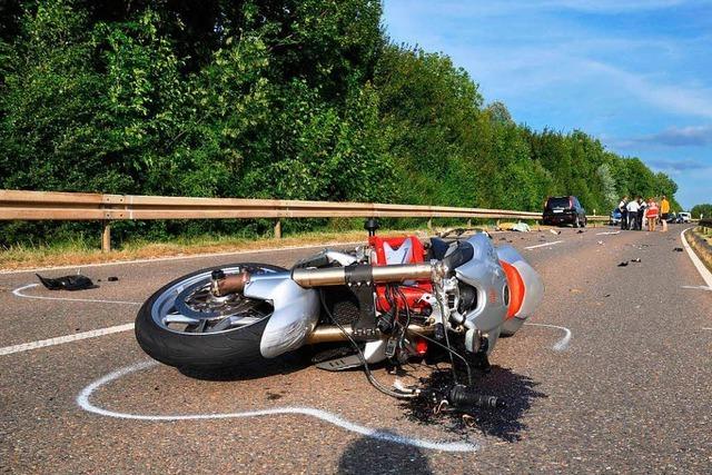 Motorrad mit Seitenwagen berschlgt sich in Lrrach