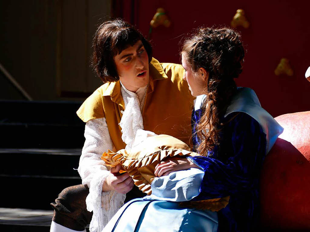 Der Prinz (Jakob Stubert) trstet seine Frau (Antonia Heitzmann).