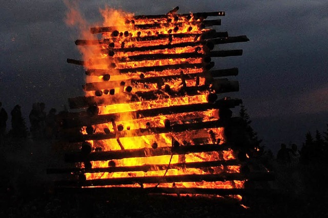 Schwedenfeuer (und Fackeln) sorgen nach Einbruch der Dunkelheit fr Flair.  | Foto: dpa