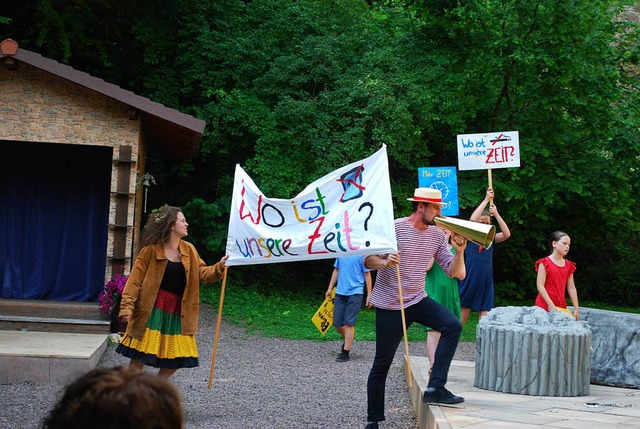 An dieser Demo mchte doch jeder gleic...aber die Dorfbewohner im Theaterstck.  | Foto: Sylvia-Karina Jahn