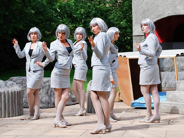 Die grauen Damen von der Zeitsparkasse  | Foto: Sylvia-Karina Jahn