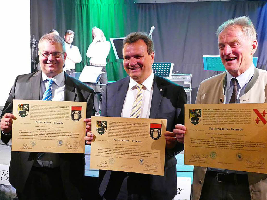 Die Brgermeister Alexander Guhl, Karl Schlgl und Friedrich Fahrnberger (von links) zeigen stolz die Urkunden, mit denen Bad Sckingen und Gstling an der Ybbs die Partnerschaft zu Purkersdorf bekrftigen.