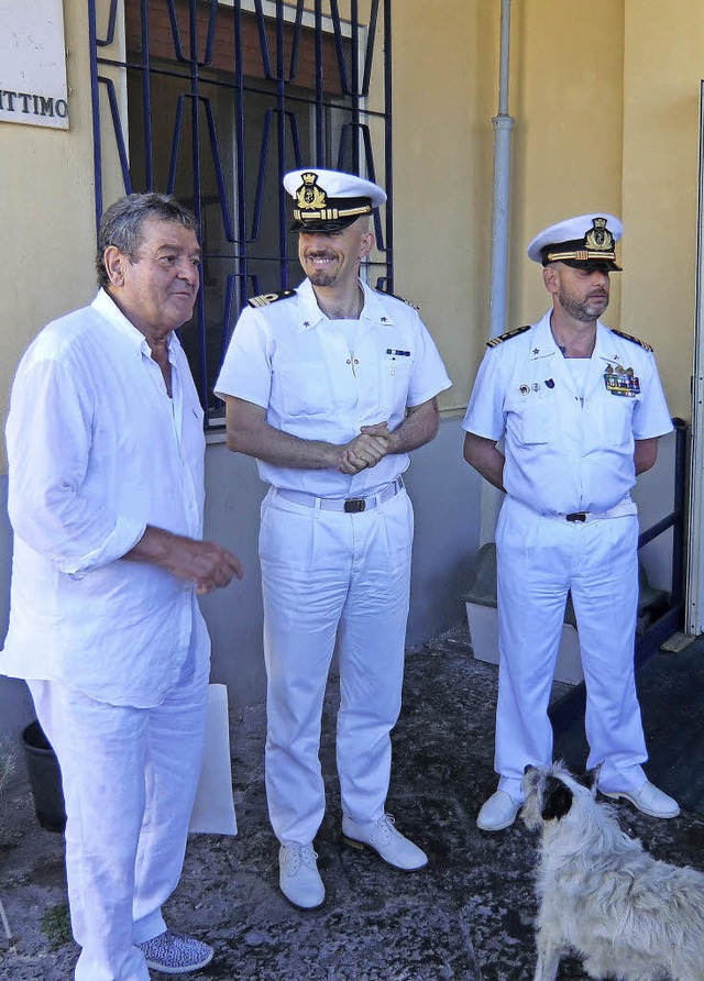 Beim Kommandanten der Hafenpolizei in Torre Annunziata;  links  Oscar Guidone.   | Foto: K. Braun
