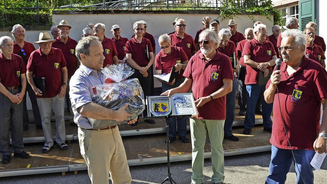 Beim Klosterhofsingen wurde der langj...Horst Happle (rechts)  verabschiedet.   | Foto: Manfred Herbertz