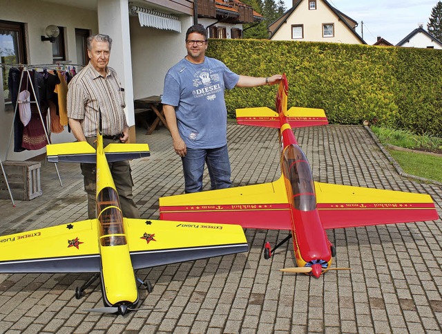 Horst (links) und Frank Wirbser mit ihren Maschinen.   | Foto: Gert Brichta