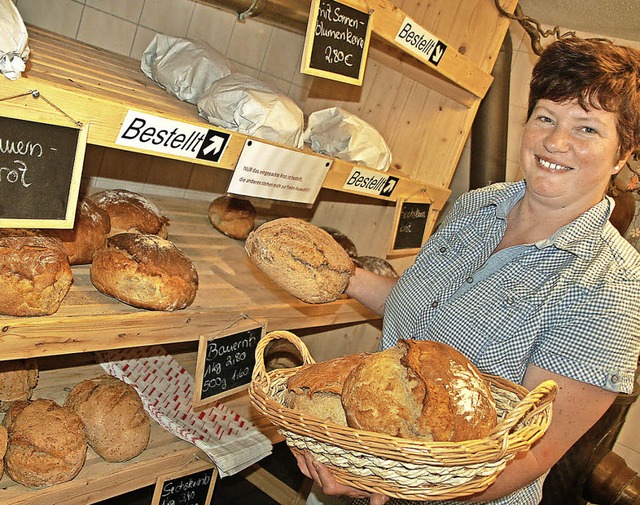 Sonja Mack prsentiert ihr Brot.   | Foto: Petra Wunderle