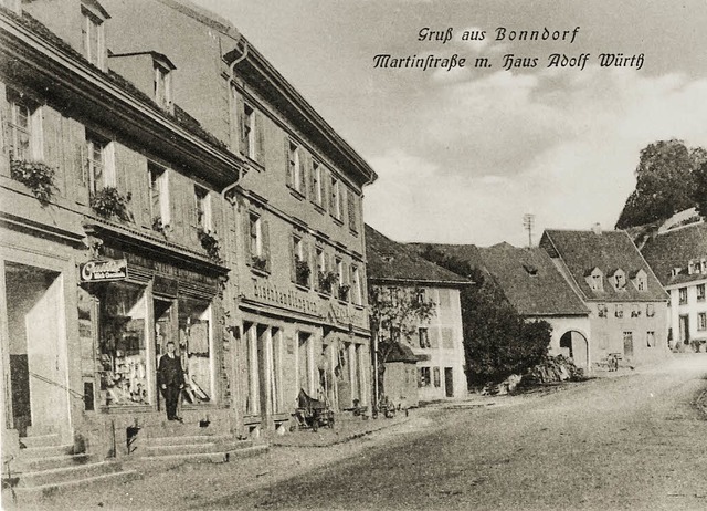 Eine Postkarte zeigt in der Martinstra...Apotheke vor dem berhmten Storzeneck.  | Foto: Repro: Schulze