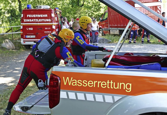 Die Wasserretter der DLRG Waldshut-Tie...at. Sie mussten aber nicht eingreifen.  | Foto: MARTIN KPFER