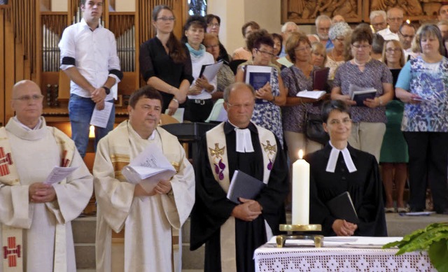 Gemeinsam feierten  Kooperator Hans-Jo...rwihl (von links) den  Gottesdienst.   | Foto: Doris Dehmel