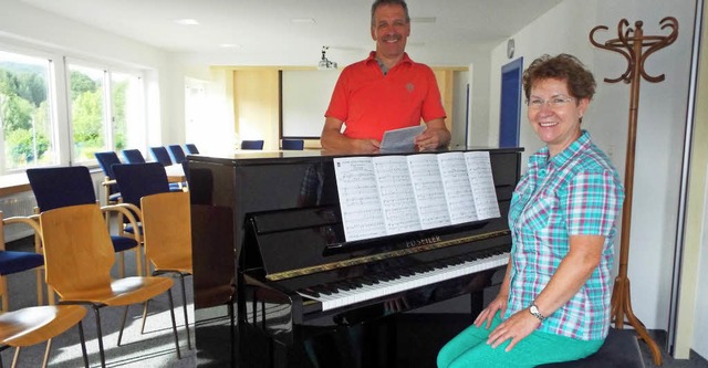 ber den Kauf eines neuen Klaviers und...nd der Vereinsvorsitzende Franz Hle.  | Foto: Adam