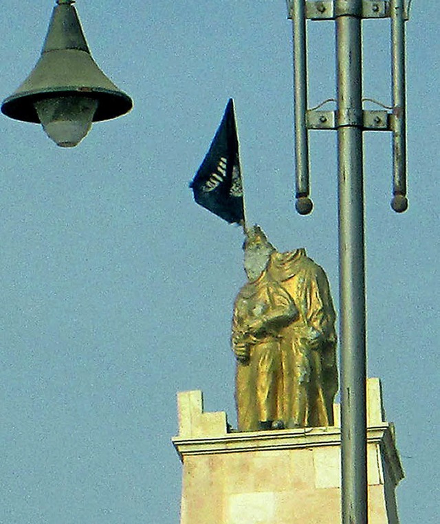 Die Flagge des IS hat bei dieser Skulptur das Kreuz ersetzt.   | Foto: afp