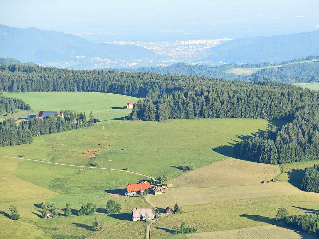 Vorne Land, hinten Stadt. Der Blick geht bis nach Freiburg.