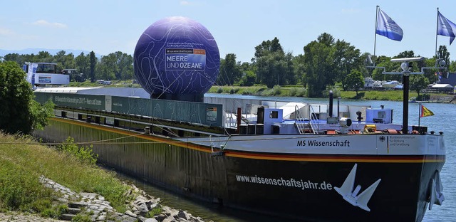 Das Ausstellungsschiff &#8222;MS Wisse... lang  im  Breisacher Rheinhafen fest.  | Foto: Hans-Jochen Voigt