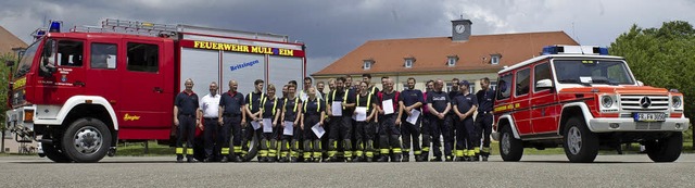 Das Abschlusszertifikat in der Hand: die Teilnehmer des Truppfhrer-Lehrgangs  | Foto: Volker Mnch