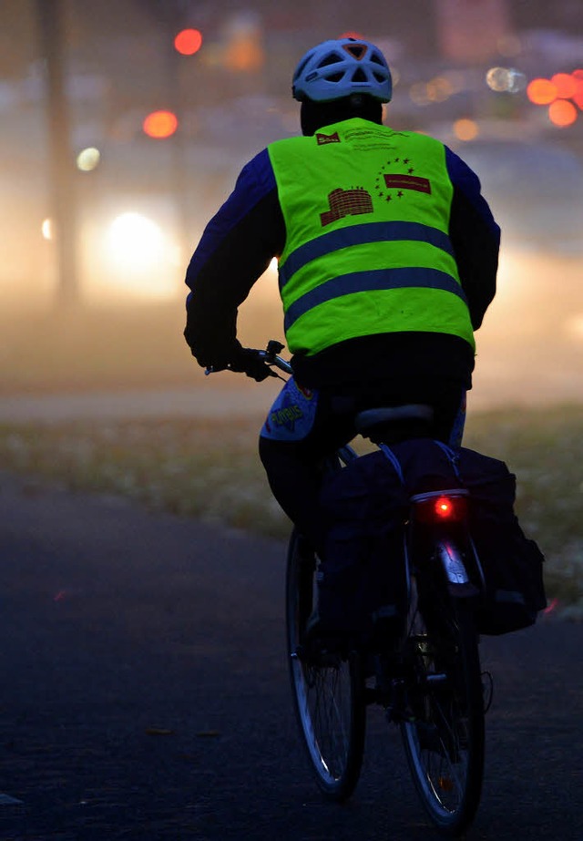 Ein unbeleuchteter Radweg  kann gefhrlich sein.  | Foto: Symbolbild: DPA
