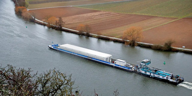 Ein Schiff mit leeren Castor-Behltern...ar auf dem Neckar bei Neckarwestheim.   | Foto: dpa